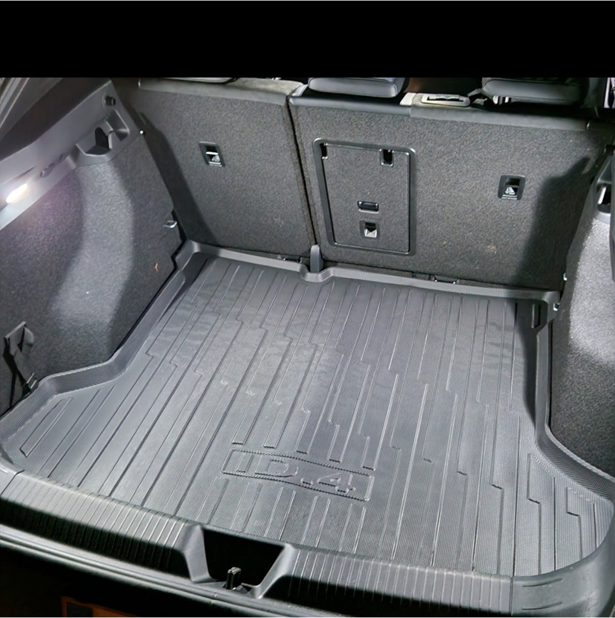 Bagagerumsbakke med høj kant i sort til VW ID.4, perfekt pasform.