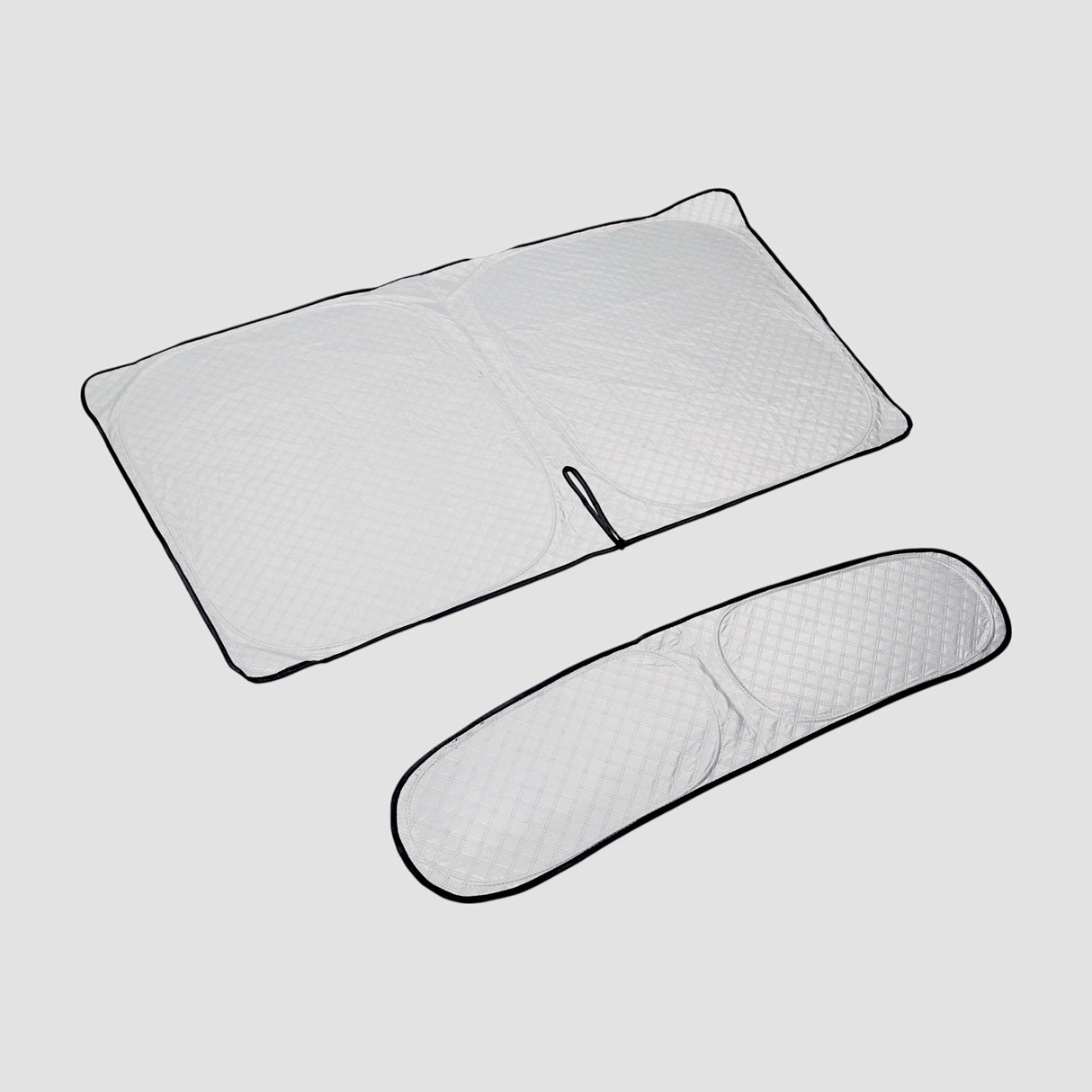 Afdækning til vinduer til XPENG G6, to dele med sort kant på lys baggrund.