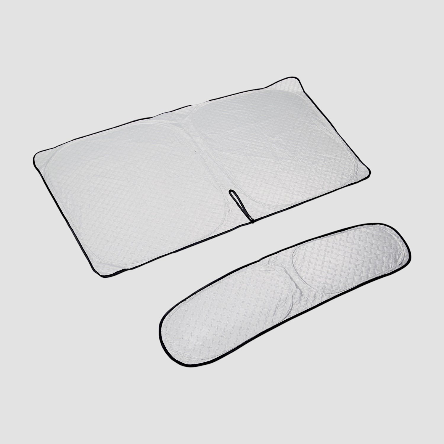 Afdækning til vinduer til XPENG G6, to dele med sort kant på lys baggrund.