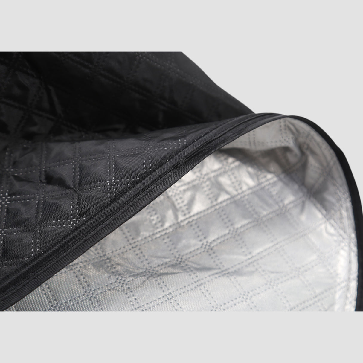 Detaljebillede af afdækning til vinduer til XPENG G6 med sølvfarvet inderside og sort yderside.