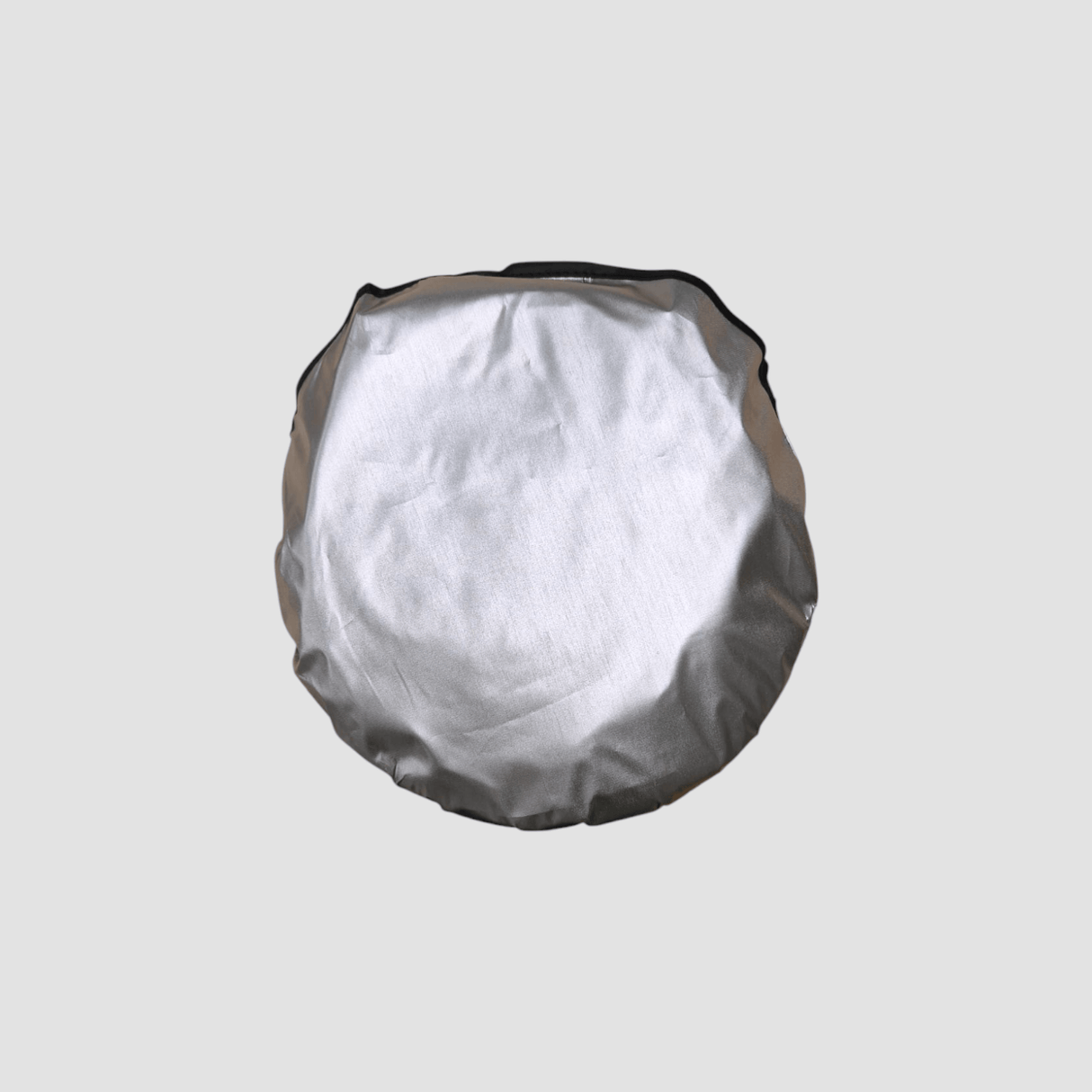 Solafskærmning til forruden, XPENG G6, sammenfoldet og set ovenfra på grå baggrund.