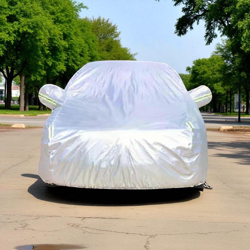 Bilcover til XPENG G6, vist monteret på bilen udendørs på en vej med grønne træer i baggrunden.