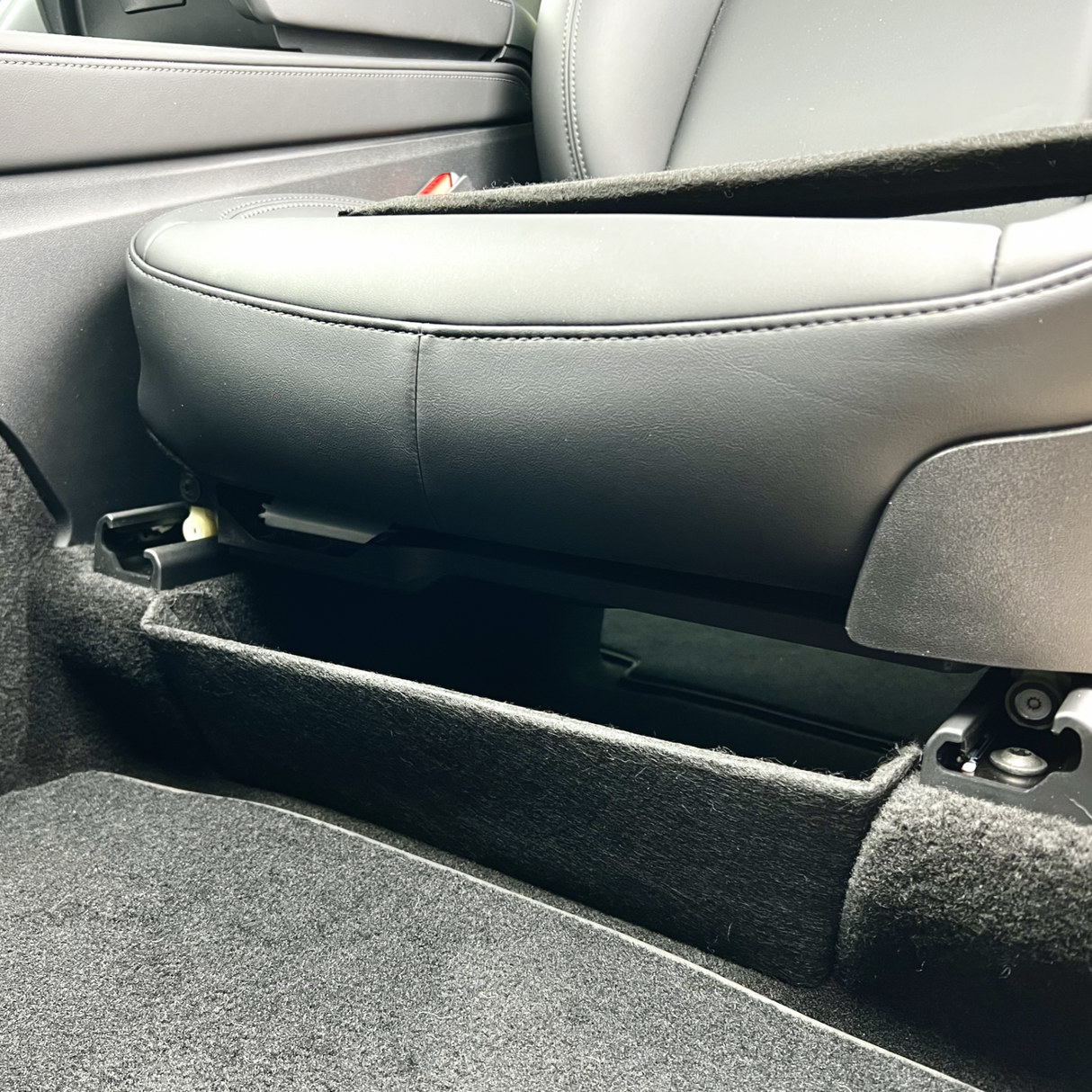 Deler til opbevaring under sædet til Tesla Model Y