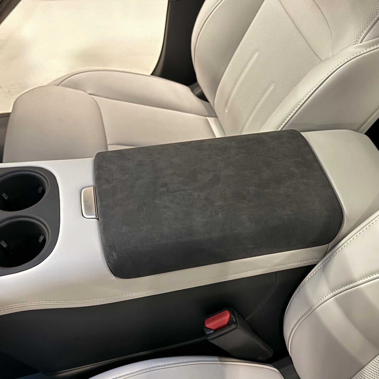 monteret armlæn i en xpeng g6