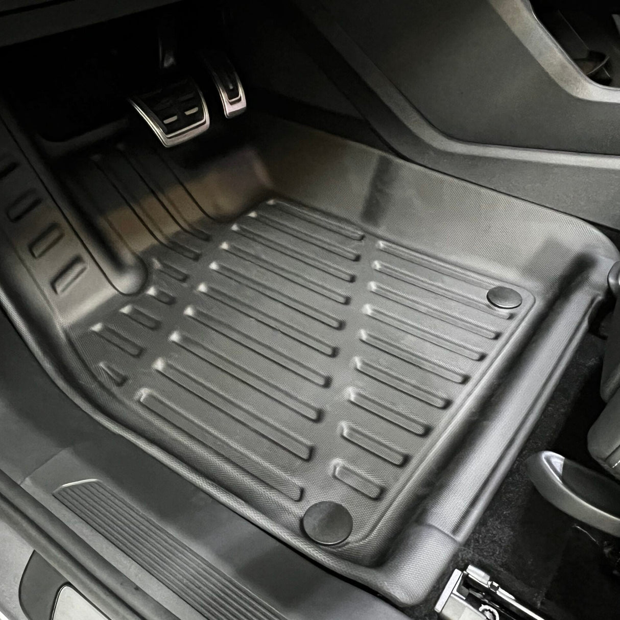 Måttesæt til Audi Q4 e-tron som er placeret ved førersiden i bilen