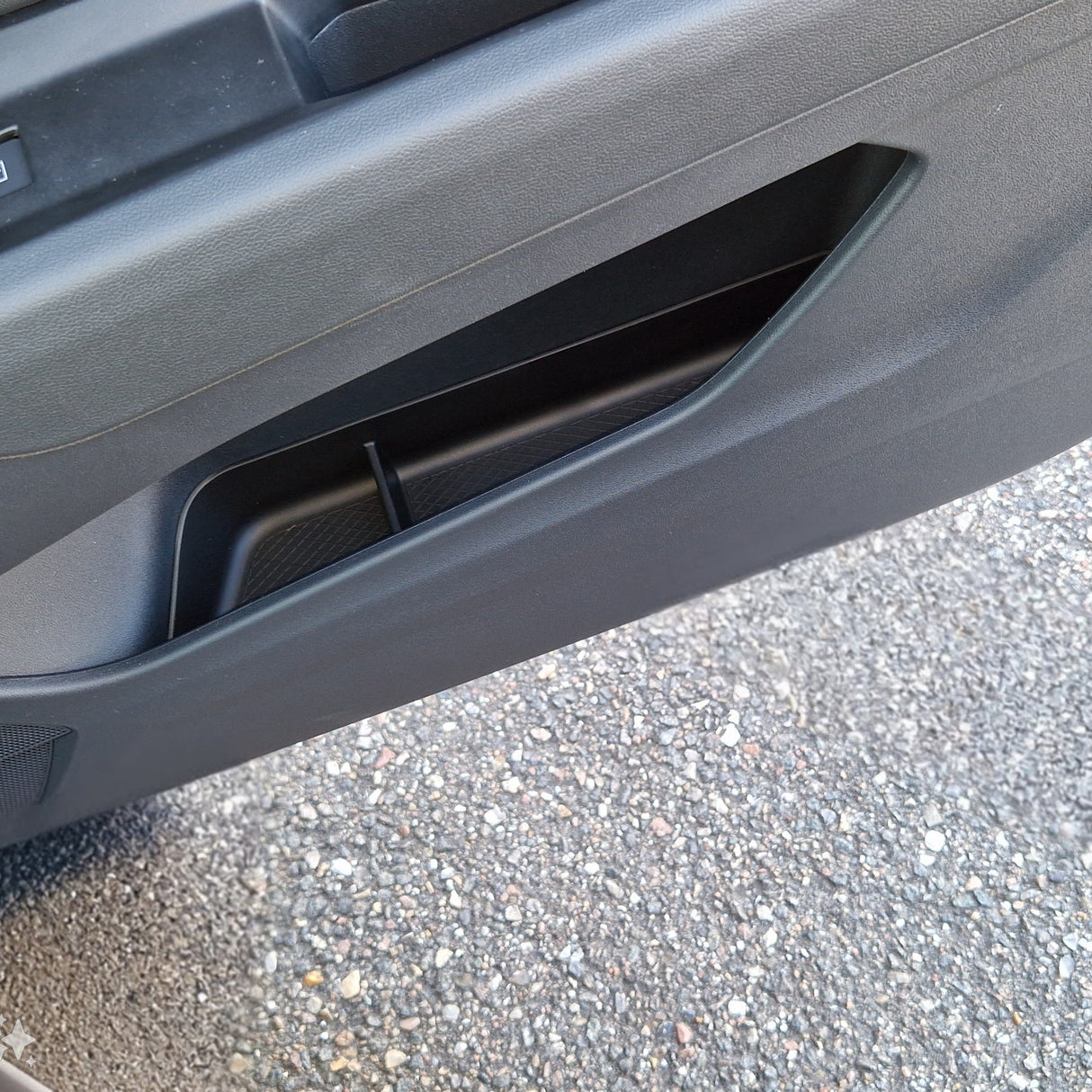 dørbakker til en audi Q4 eller en Audi Q5. Den er monteret i døren og har en sort farve.