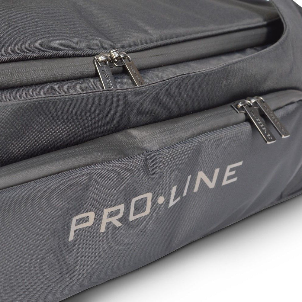 Detaljebillede af en Car-Bags Rejsetaske Pro.Line med lynlåse og logo.