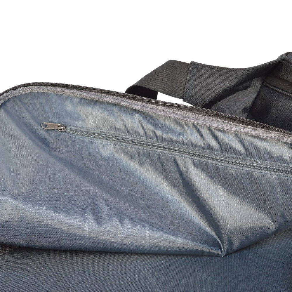 Detalje af en åben Car-Bags sportstaske med lynlåslomme for organiseret opbevaring.