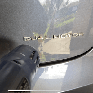 Dual Motor Emblem (fl. farver)