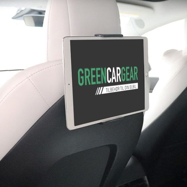 Tablet holder monteret på forsædets ryglæn i en Tesla