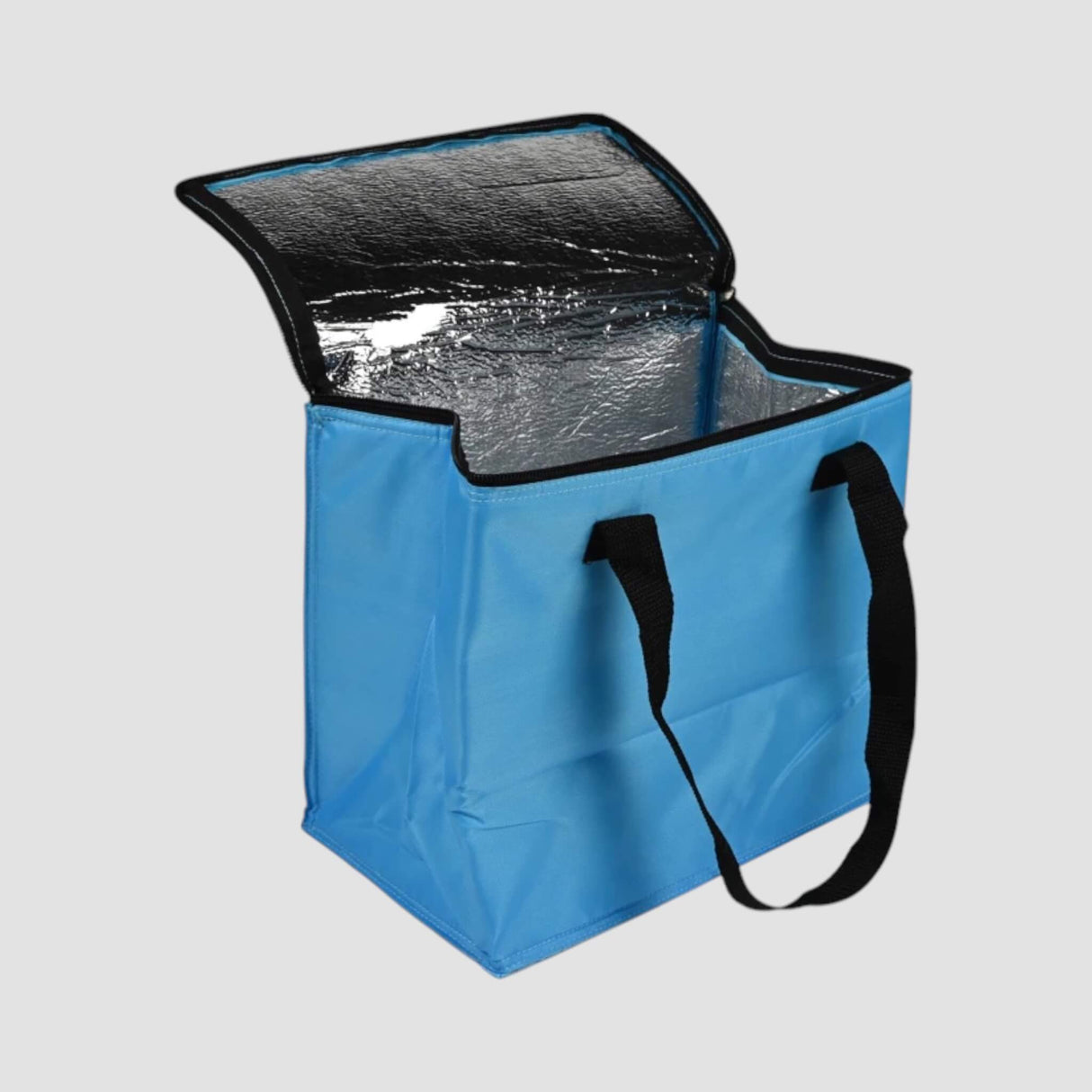 Blå køletaske 12 liter med sorte håndtag og åben lynlås, viser isolerende indvendig foring.