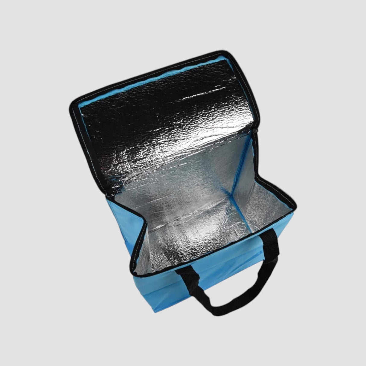 Blå Køletaske 12 liter med åbent låg og isolerende sølvfor, klar til opbevaring af mad eller drikke.