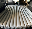 Luftmadras med indbygget 12V pumpe, perfekt til overnatning i Tesla Model 3/Y.