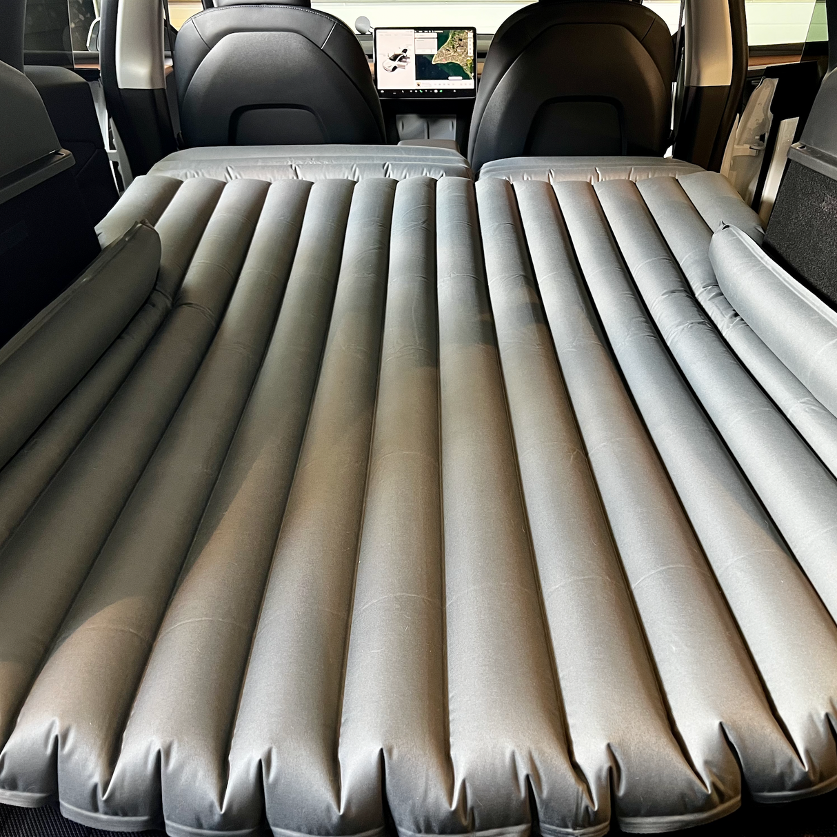 Luftmadras med indbygget 12V pumpe, perfekt til overnatning i Tesla Model 3/Y.