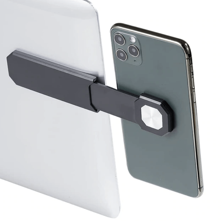 mobilholder der er monteret bag en bils konsol. Mobilholderen har en mobil monteret.