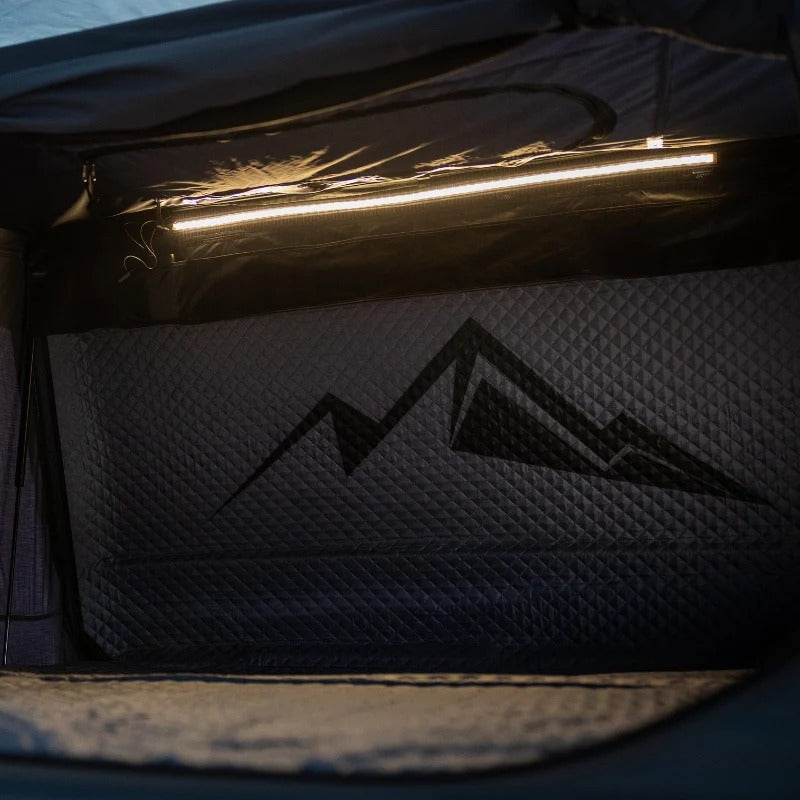 Moby Mountain LED Kit – varmhvidt LED-lys monteret i loftet i Moby Mountain Peak tagtelt