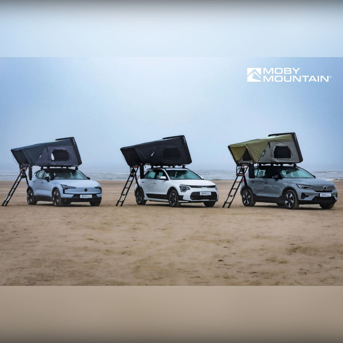 Moby Mountain Peak XL tagtelt til 3 personer i alle tre farver monteret på elbiler på stranden