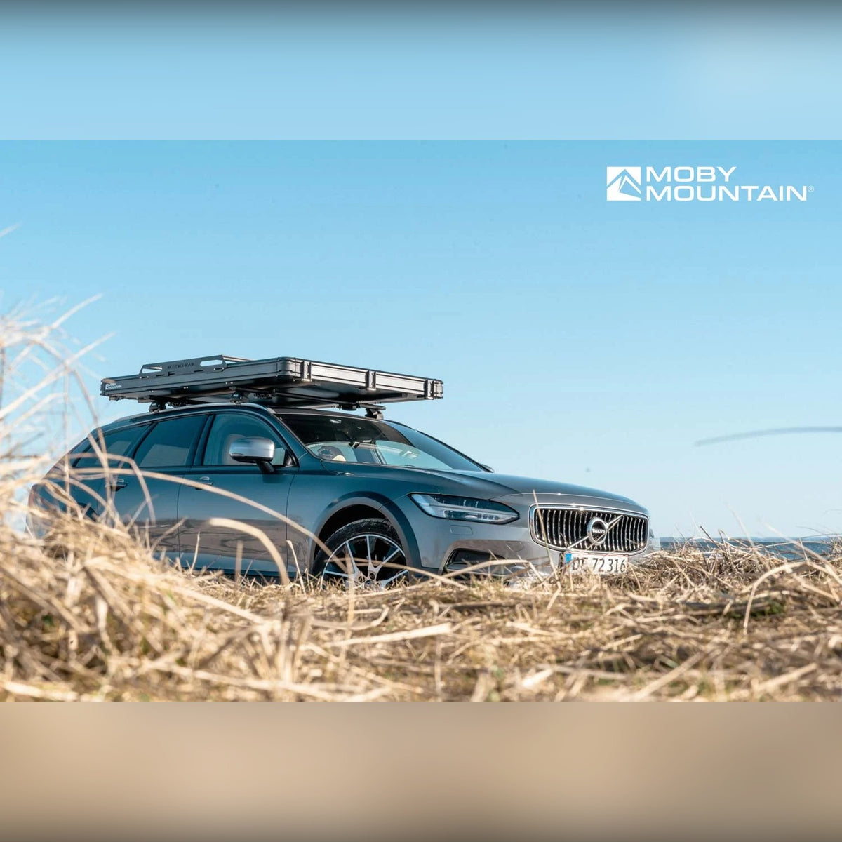 Moby Mountain Swell M tagtelt lukket på Volvo V90 Cross Country i klitterne