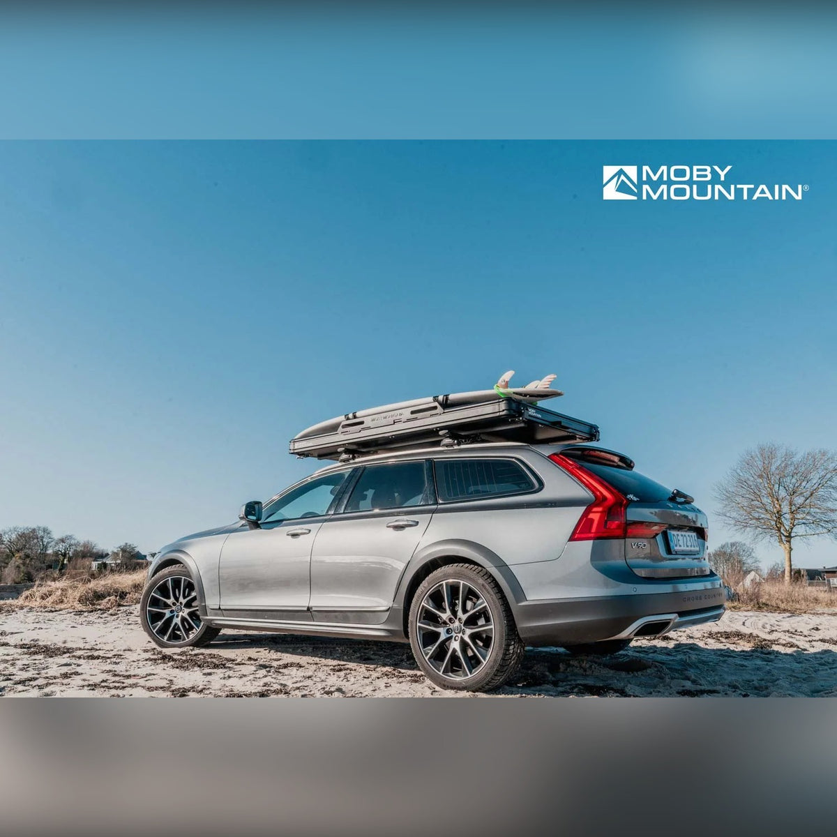 Moby Mountain Swell M tagtelt lukket med lav profil på taget af Volvo V90 Cross Country