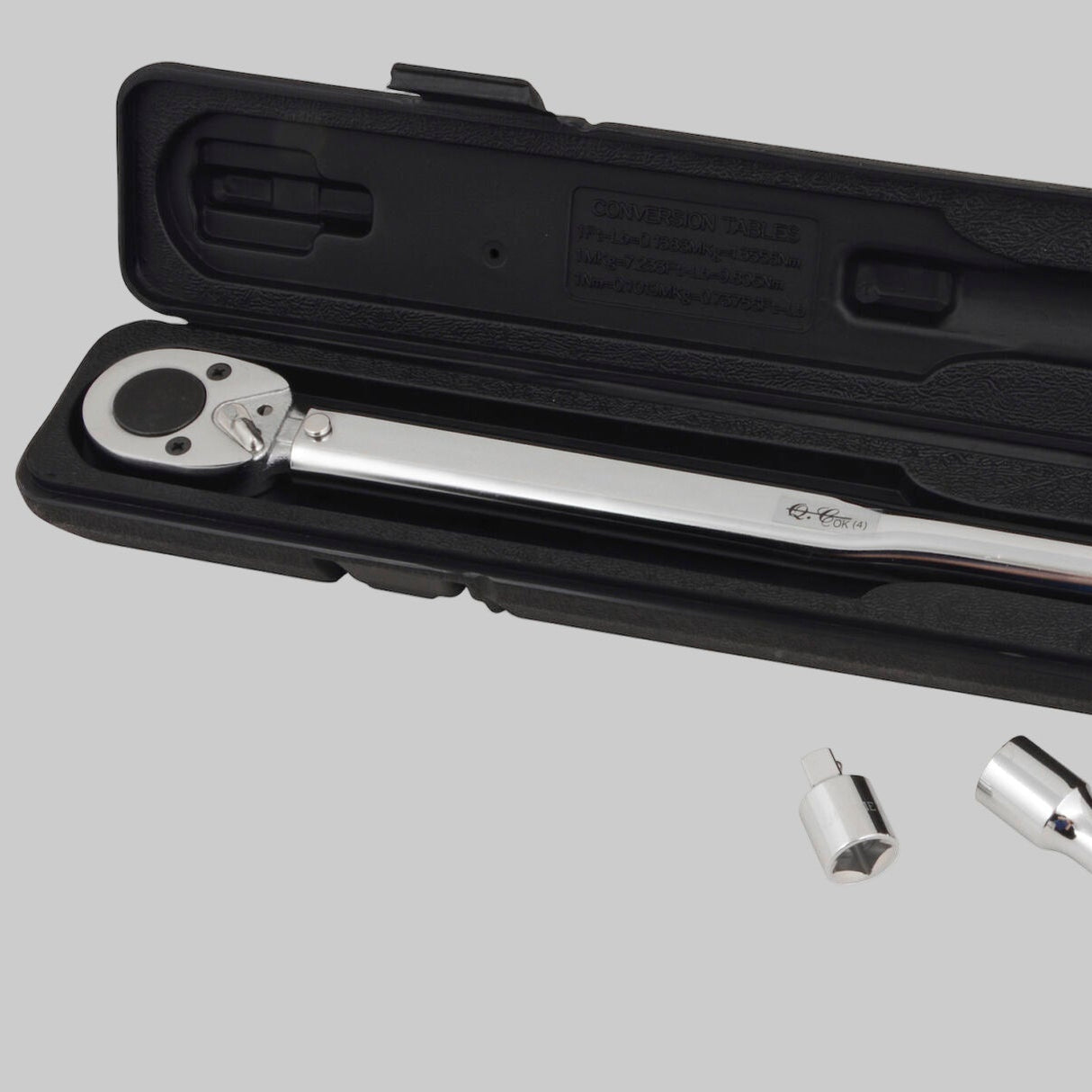 Moment nøgle liggende i kasse