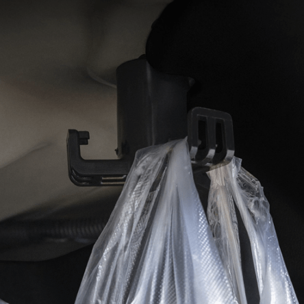 En posekrog monteret i en Tesla Model 3. Der hænger en gennemsigtig pose på krogen.