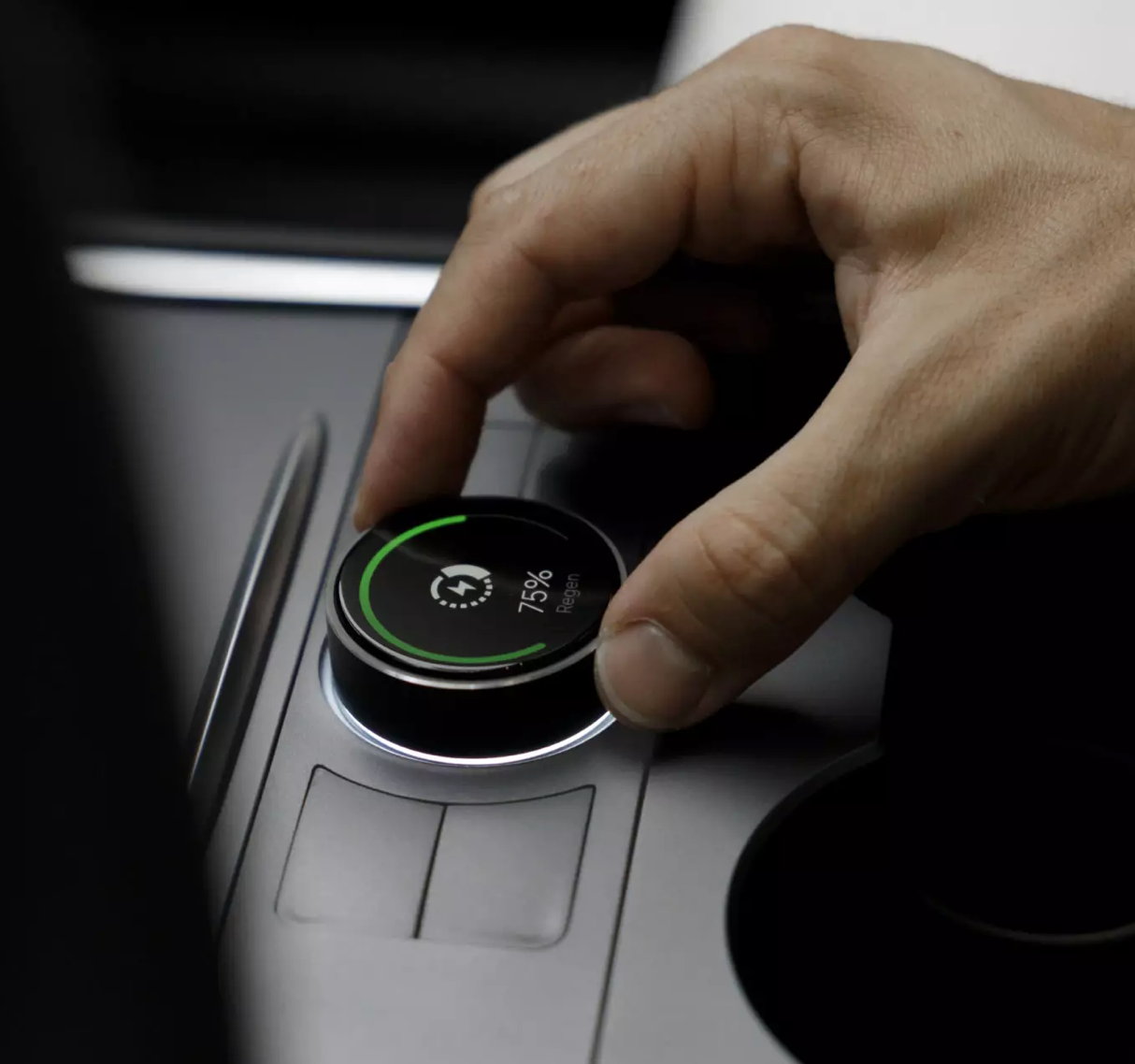 Person justerer S3XY Knob til Tesla Model 3/Y med regen-display.