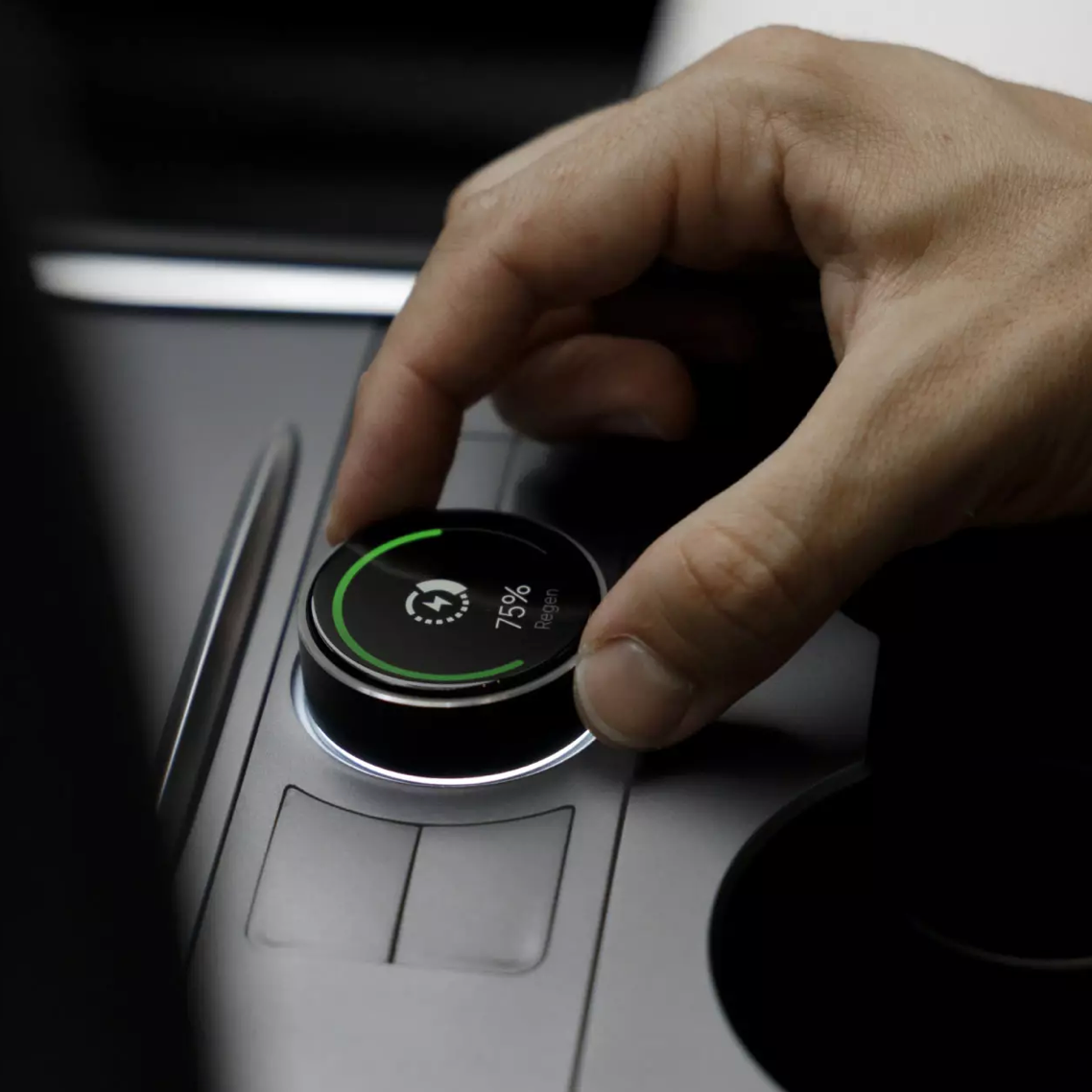 Person justerer S3XY Knob til Tesla Model 3/Y med regen-display.