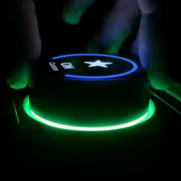 En hånd justere på s3xy knob, der vises en stjerne på billedet.