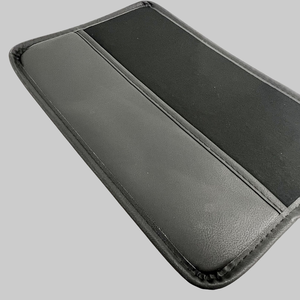 Bagsiden er skærmcover. Den bløde tekstil beskytter tesla skærmen for slag og ridser.