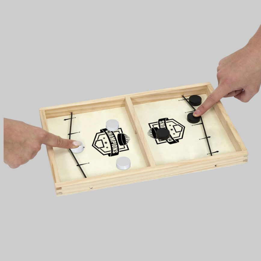 To der spille shuffleboard den ene har sort og den anden har hvid