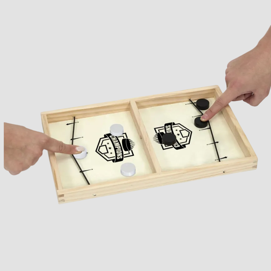 To der spille shuffleboard den ene har sort og den anden har hvid