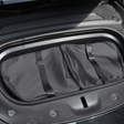 Taskesæt med to sorte opbevaringstasker i Tesla Model Y frunk.