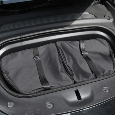Taskesæt med to sorte opbevaringstasker i Tesla Model Y frunk.
