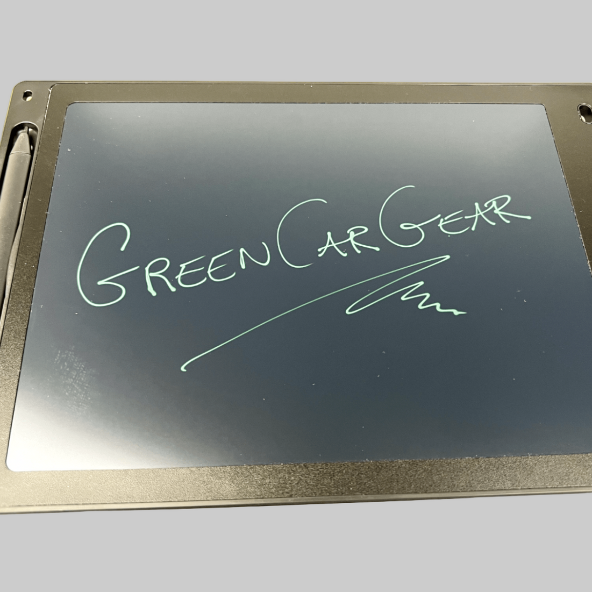 tegnetavle hvor der er skrevet greencargear på skærmen.