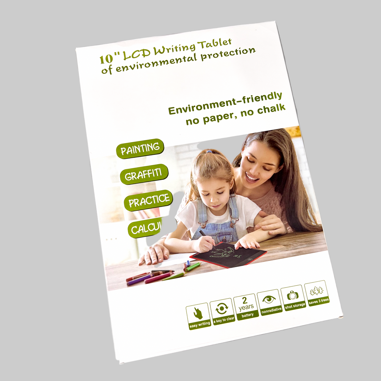 fronten af tegnetavlens æske. En mor og hendes datter sidder og tegner sammen. der er en del tekst som fortæller hvad man kan bruge tegnetavlen til.