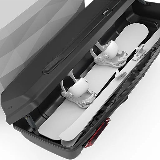 Thule Arcos XL bagageboks 450L åben med snowboards og ski pakket inden i boksen