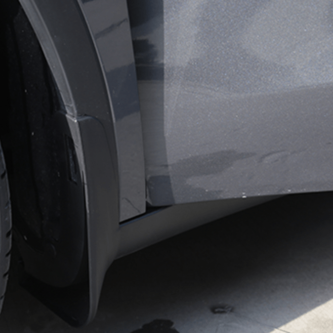 Stænklapper på Tesla Model Y set fra siden.