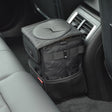 Sort bilaffaldsspand fra Car-Bags monteret på bagsædet i en bil.