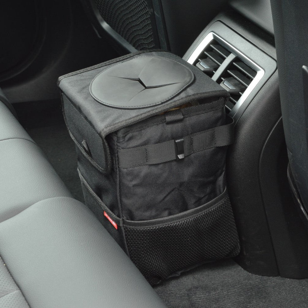 Sort bilaffaldsspand fra Car-Bags monteret på bagsædet i en bil.