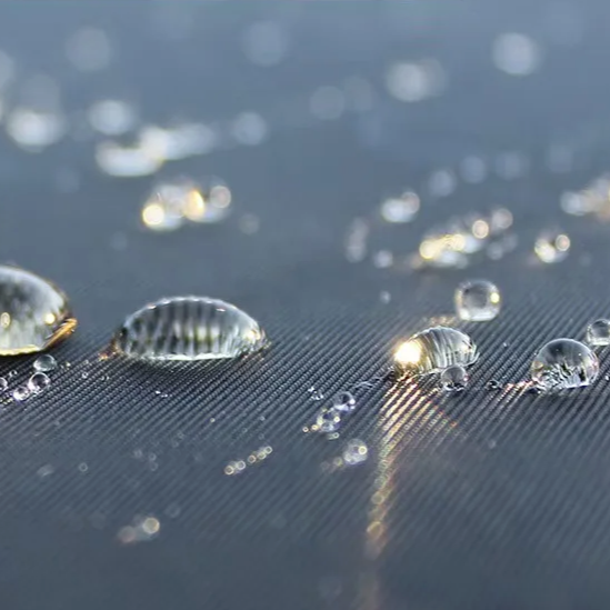 Vanddråber på vandafvisende bilcover til XPENG G6, der viser materialets beskyttelse.