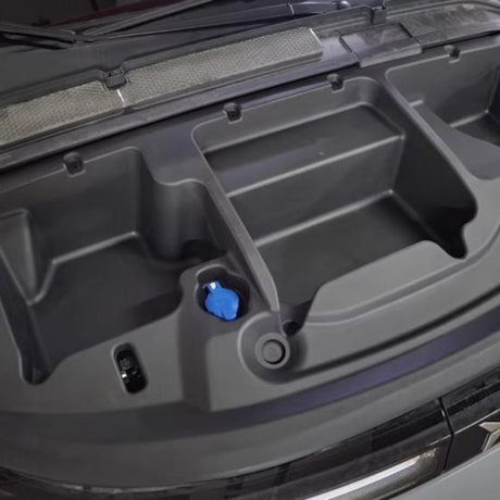 frunk til xpeng g6 med flere rum opdelt. plads til at påfylde sprintlervæske