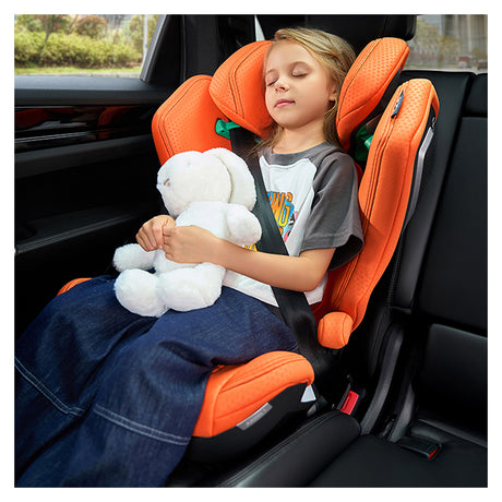 Barn sover i Recaro Axion 1 autostol i orange farve med en bamse i armene