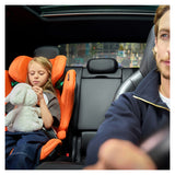 Barn i Recaro Axion 1 autostol i orange farve på bagsædet, mens far kører bilen