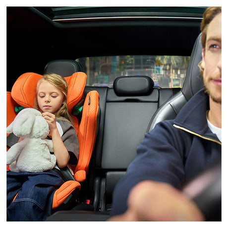 Barn i Recaro Axion 1 autostol i orange farve på bagsædet, mens far kører bilen