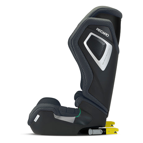 Recaro Axion 1 autostol i grå, set fra siden med synlige Isofix-forbindelser i bunden