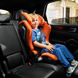 Dreng sidder fastspændt i Recaro Axion 1 autostol i bilen, orange model