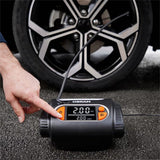 Person trykker på knap på Osram TYREinflate 2130 kompressor foran bildæk