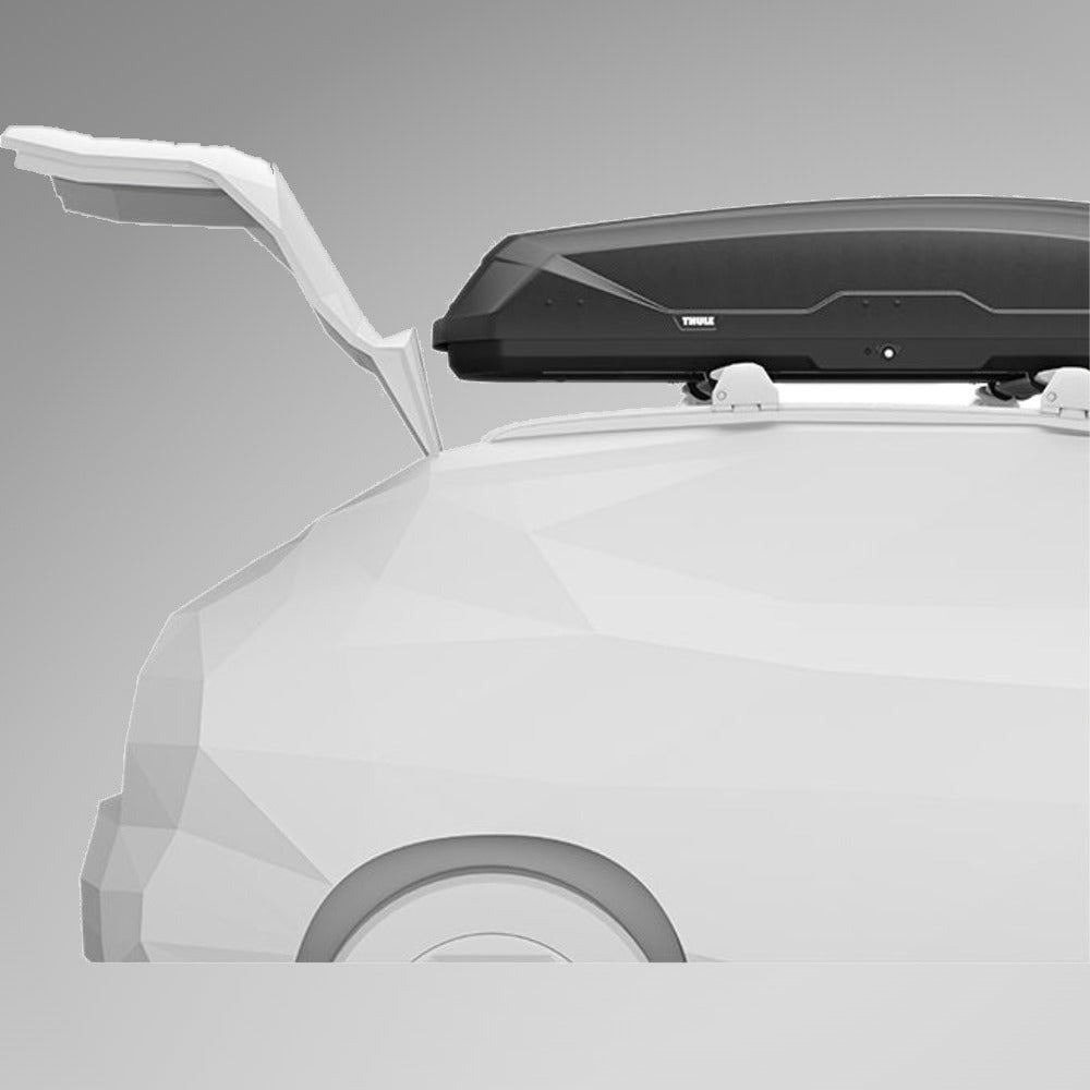 Thule Pulse 2 L Black Aeroskin sort tagboks med åbent låg, tæt på bagenden af bilen