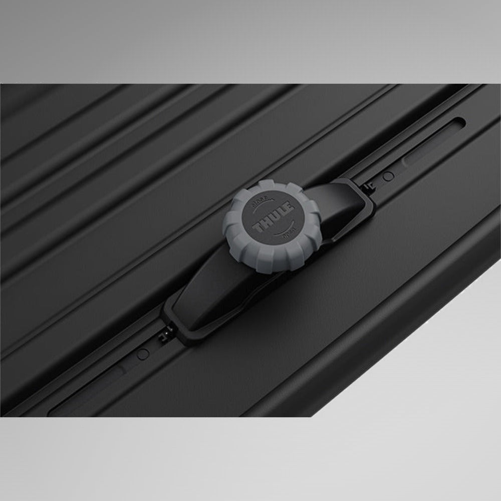 Thule Pulse 2 L Black Aeroskin sort tagboks, nærbillede af Thule-logo og drejeknap på toppen