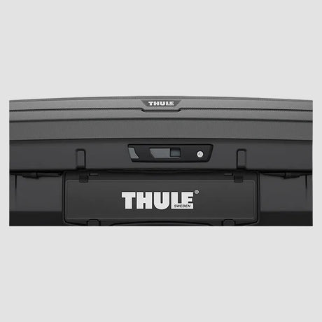 Nærbillede af Thule Arcos XL bagageboks 450L med Thule-logo og nummerpladeholder